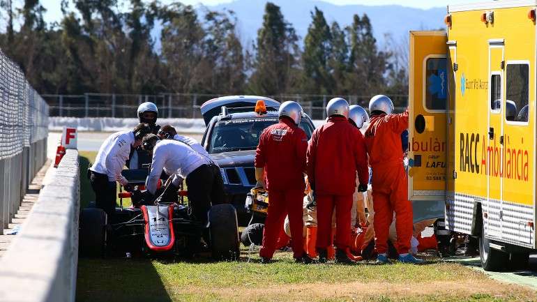 Fernando Alonso é retirado do McLaren, após saída de pista na curva 4 no Circuito da Catalunha