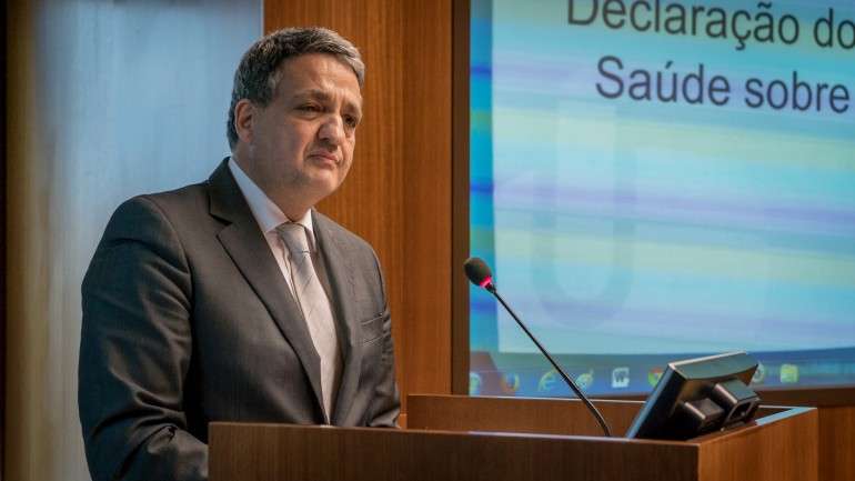 O ministro da Saúde, Paulo Macedo, disse que com este acordo será possível tratar mais doentes com um custo mais baixo por tratamento