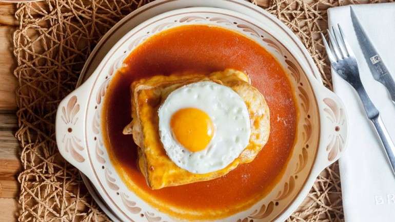 A francesinha da Cervejaria Brasão vem servida em louça pintada à mão. Rima e sabe bem.