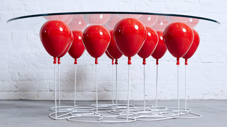 Com este dinheiro dava para comprar um carro, mas em compensação basta uma mesa assim para fazer a festa de uma casa inteira. A mesa Up Balloon foi criada pelo designer Christopher Duffy e está disponível com os balões em vermelho, dourado ou prateado, pela módica quantia de 10.500€.