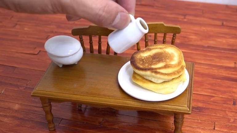 Mini-panquecas com um mini-maple syrup pronto a deitar