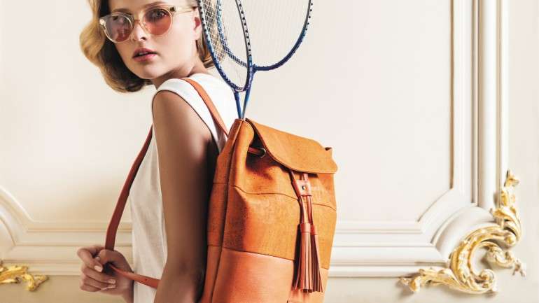 Não parece mas esta mochila é feita de cortiça (e pele). Disponível em três outras cores, faz parte da nova coleção da Pelcor e pode usá-la para transportar as raquetes de ténis ou outras peças mais pequenas, já que tem duas bolsas com fecho éclair, uma por dentro e outra por fora. Preço: 215€