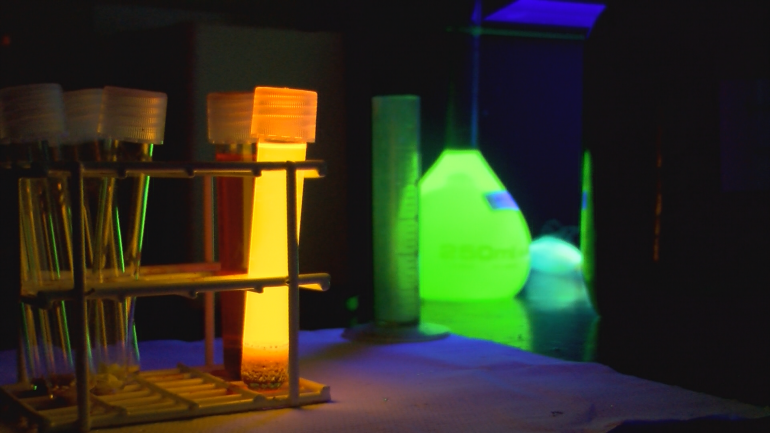 Há compostos que ficam fluorescentes quando são iluminados com luz ultravioleta