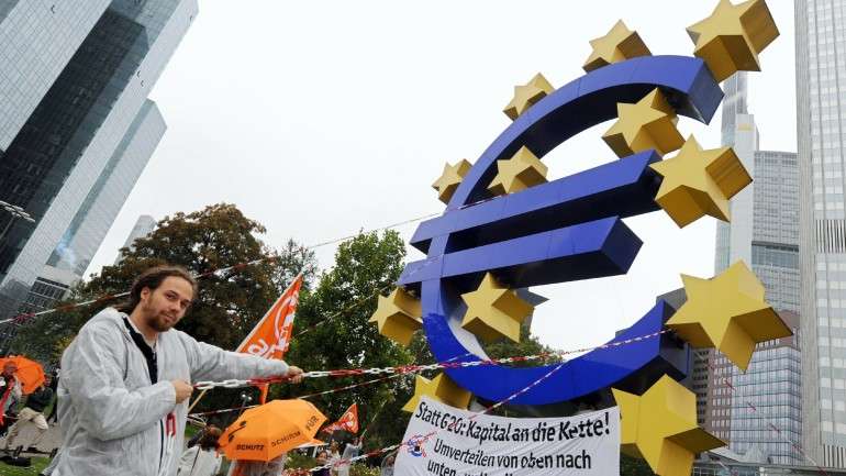 O economista chefe da Markit, Chris Williamson, adianta que "as preocupações sobre a possível saída da Grécia da zona euro e o contágio a outros países se reduziram".