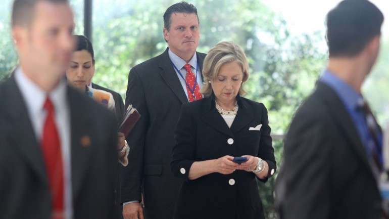 Mensagens eletrónicas de Hillary Clinton envoltas em polémica