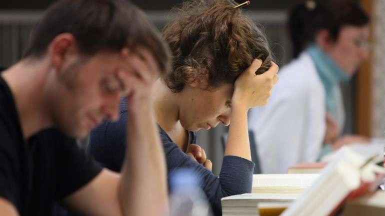 Falta de autoconfiança e preconceitos dos pais influenciam percurso académico e profissional das raparigas