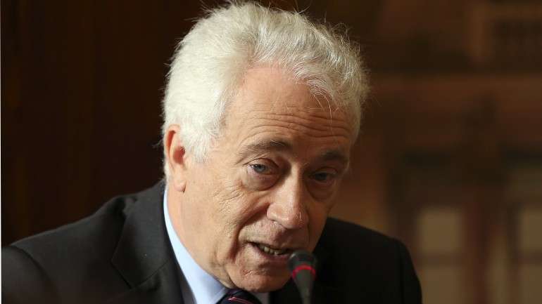 Carlos Costa, governador do Banco de Portugal, alerta os bancos sobre as regras das taxas indexadas.
