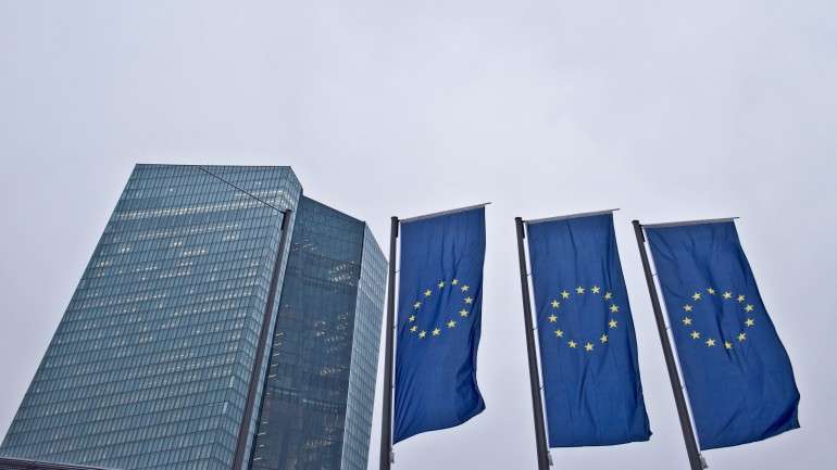 O objetivo desta operação denominada "Quantitative Easing" (QE) é criar um círculo virtuoso para a economia