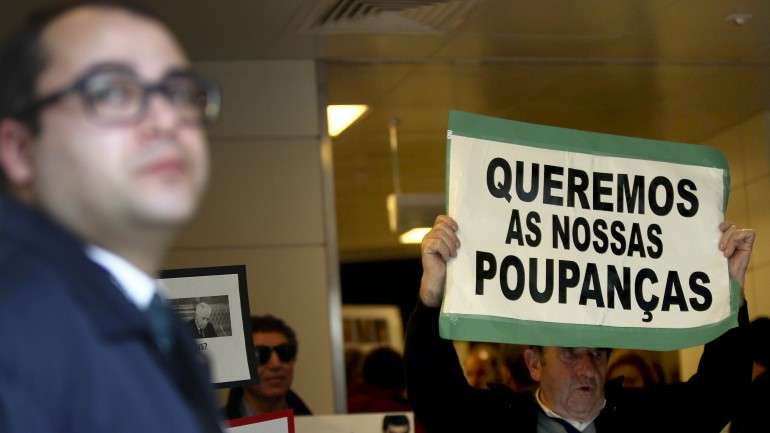 Muitos deles envergam ainda cartazes onde se lê "Não aos bancos abutres" e "Governantes e deputados, estamos no Novo Banco, quem o comprar tem de nos pagar".