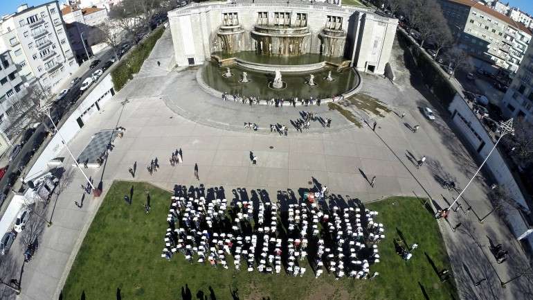 Os protestantes formaram a frase "TAP 70 Anos, Parabéns"