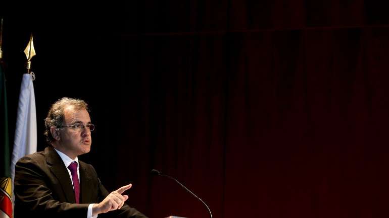 Pires de Lima está "confiante" em que o PIB português vai registar um crescimento de acordo com as previsões do Orçamento de Estado para 2015