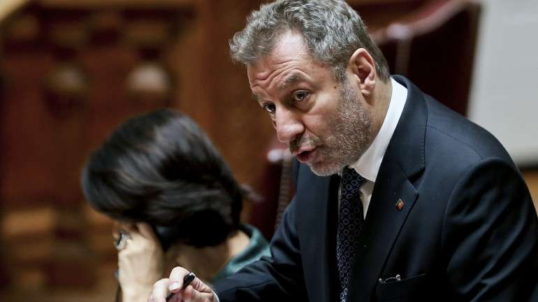 Primeiro avançam as "obras urgentes", orçamentadas em 43 mil euros, para "remendar telhado, teto e pátio"