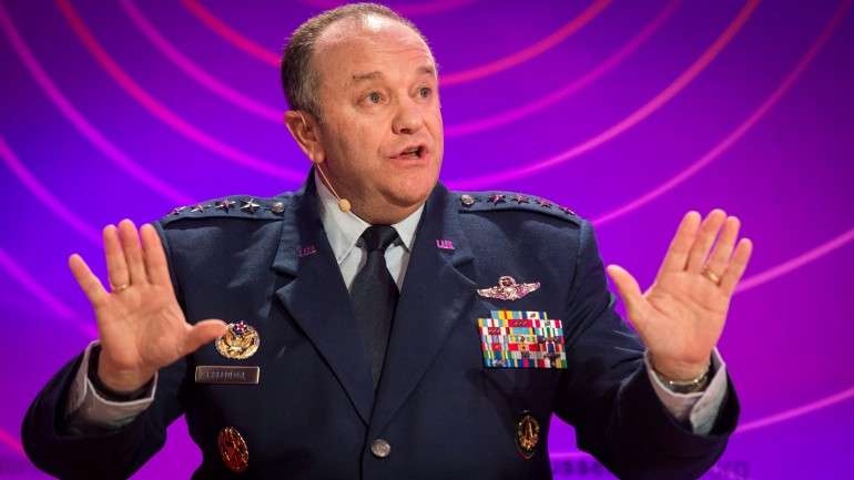 O comandante da NATO disse que "existem dúvidas" sobre se os acordos de Minsk estão a ser cumpridos