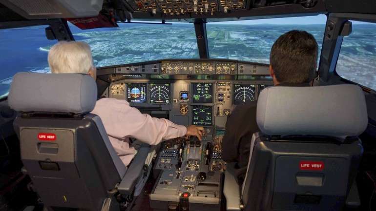Ouve-se gritos dos passageiros enquanto o piloto tenta arromnar a porta