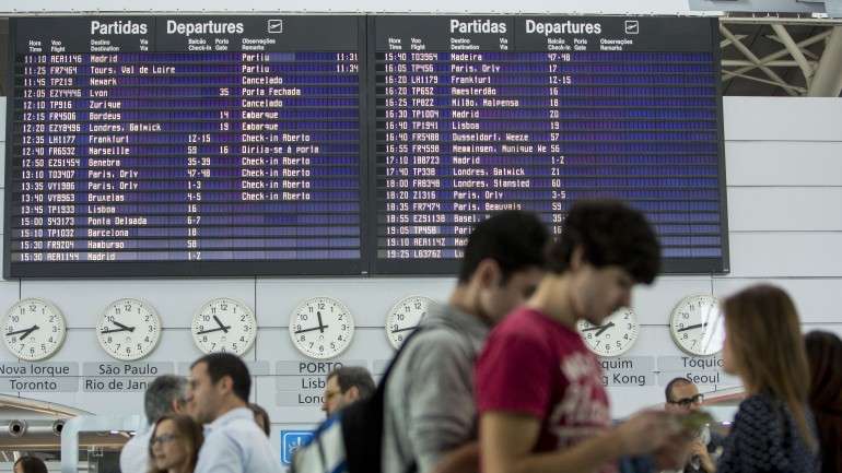 Copiloto alemão da Germanwings foi responsável pela queda do avião A320, depois de o comandante de bordo ter saído da cabine