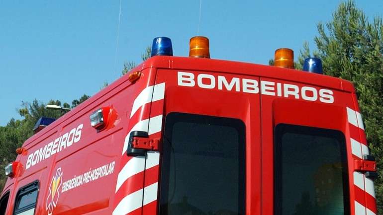 Combate ao sinistro esteve a ser efetuado por 112 bombeiros de diversas corporações do distrito de Lisboa