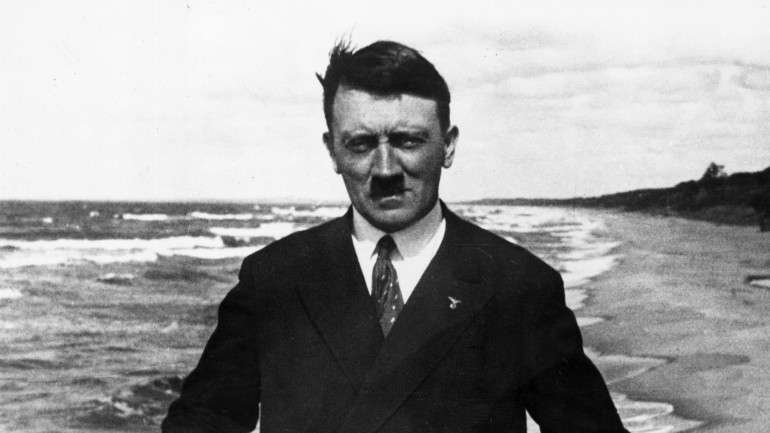 Hitler "olhava para as relações sexuais como um ato imundo", escreve Henry Murray.