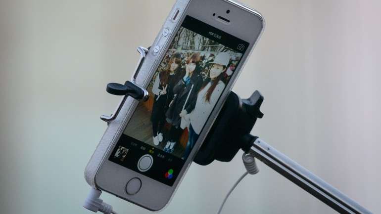 Os "selfie sticks" constituem a nova tendência para tirar "selfies" permitindo uma distância muito superior à que o braço consegue alcançar.
