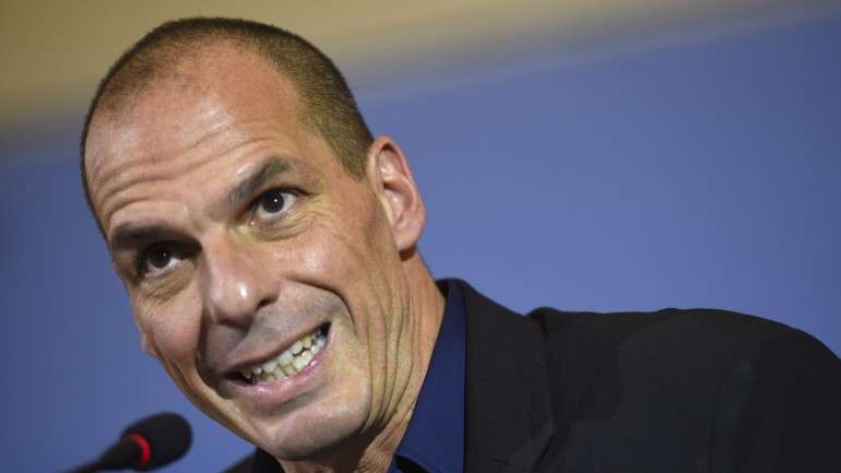 Yanis Varoufakis acusou o BCE de estar a "asfixiar" a Grécia.