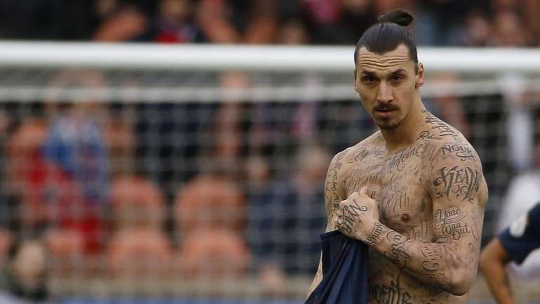 Ibrahimovic foi notícia recentemente por ter tatuado (de forma temporária) os nomes de muitas crianças no corpo