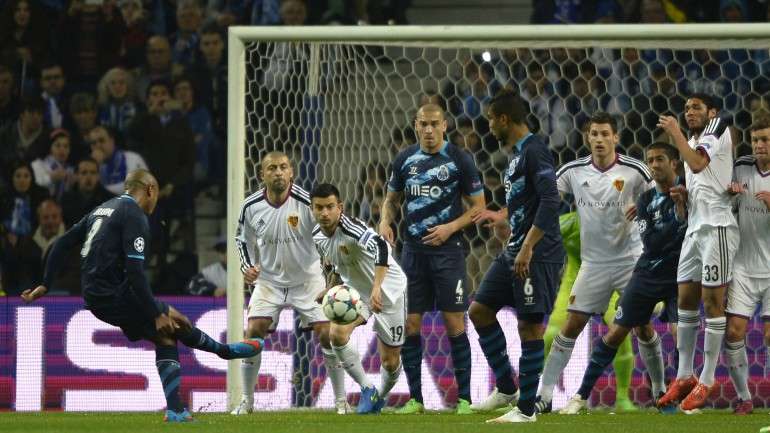 Brahimi, de livre direto, marcou o primeiro da noite. Já o havia feito desta forma contra Lille e Bate Borisov