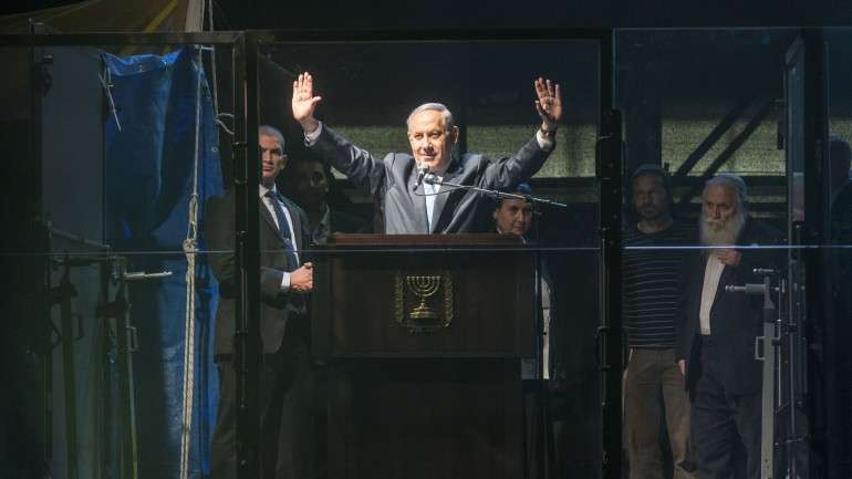 Benjamin Netanyahu discursou perante os apoiantes atrás de um vidro à prova de bala.