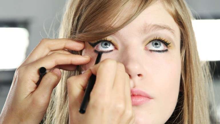 Cuidado com o look "cat eye". Em olhos cansados, só vai fazer pior.