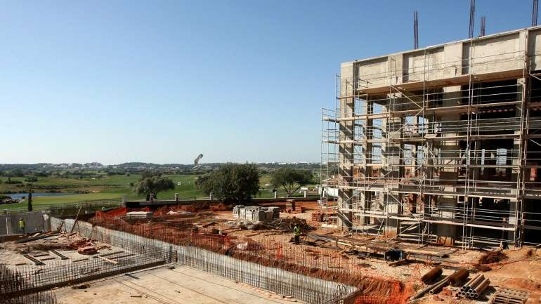 Em março de 2013, a empresa portuguesa Açomonta foi acusada pelo sindicato OGB-L de praticar "escravatura moderna"