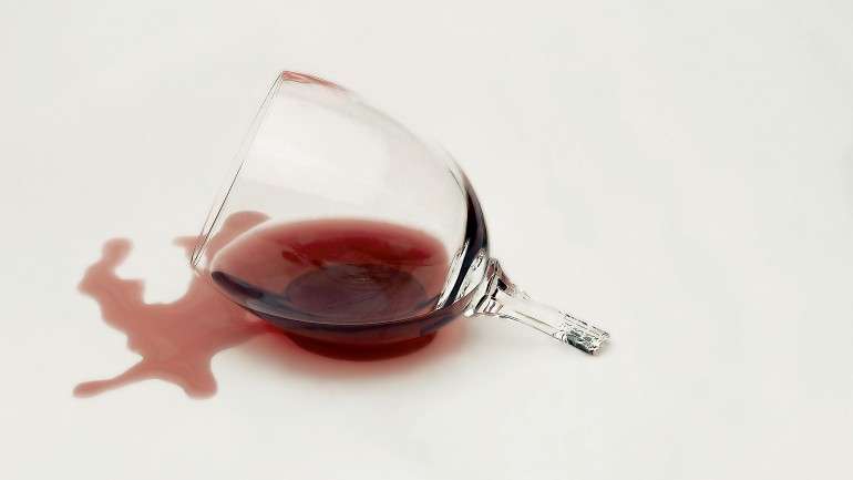 O vinho produz manchas difíceis de retirar, mesmo para a oferta de produtos existentes no mercado