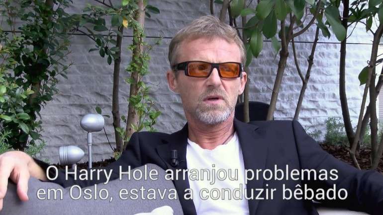 Jo Nesbø era corretor de bolsa de dia e uma rock star nos Di Derre, banda de bastante sucesso na Noruega, durante a noite