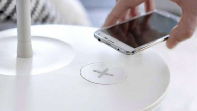 Basta pousar o telemóvel na zona identificada e o smartphone pode ser carregado. Magia? Não, são os móveis do Ikea