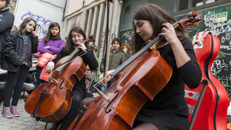 Os alunos do Conservatório têm-se manifestado à porta da escola com frequência