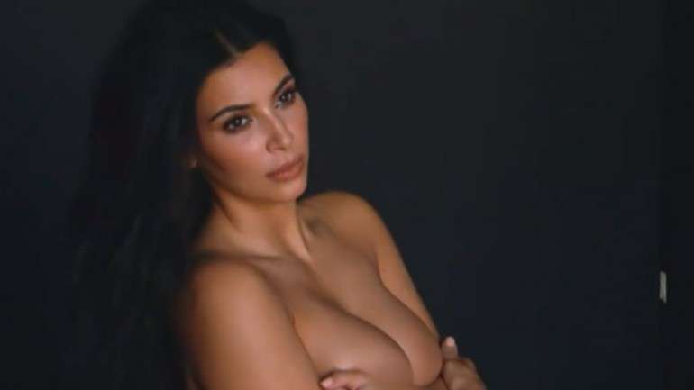 Na noite de quinta-feira, Kanye West publicou fotografias de Kardashian nua