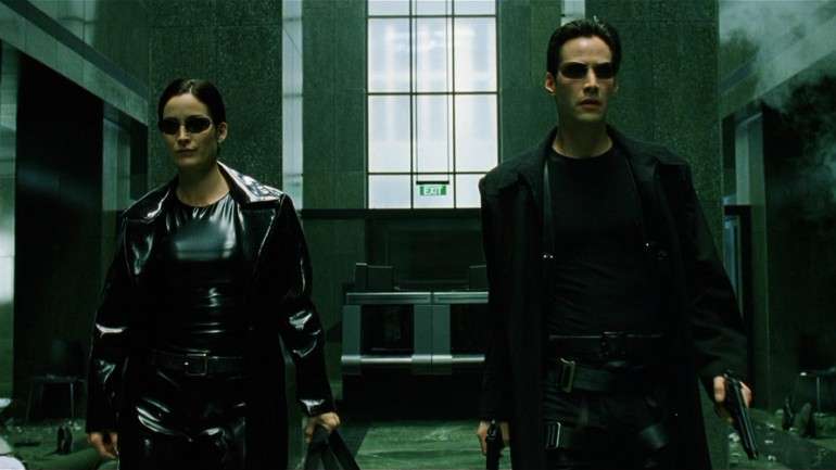 Carrie-Anne Moss e Keanu Reeves na famosa cena do resgate.