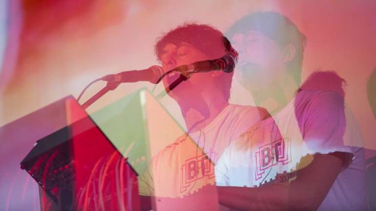 Ao vivo, as canções de Panda Bear ficam mais ou menos longas, com mais ou menos camadas. É ao gosto do artista que não gosta de se repetir