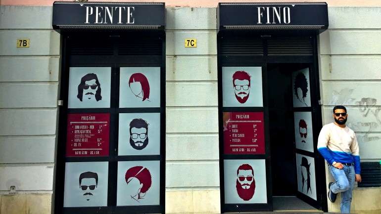 Regula à porta da sua nova barbearia, nos Olivais.