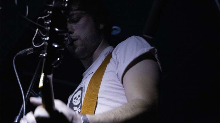 Filipe Sousa, o guitarrista d'Os Pontos Negros no palco do Sabotage