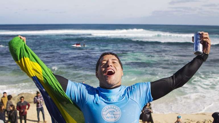 Adriano de Souza vai chegar ao Rio de Janeiro, no Brasil, onde se realiza a quarta etapa do circuito, como líder do ranking mundial de surf