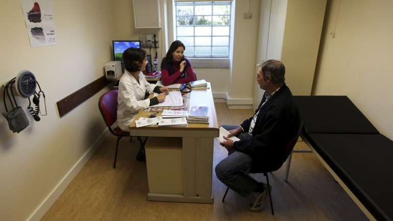 Médicos reformados por antecipação vão passar a poder acumular pensão com um terço do salário