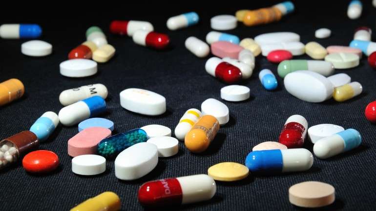 A publicação Prescrire defende a retirada do medicamento do mercado alegando que o "perigo mortal que a domperidona constitui não justifica a sua eficiência"