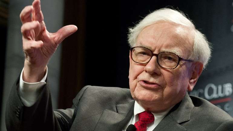 Warren Buffett, presidente do Conselho de Administração da Berkshire Hathaway, discursa durante uma conversa em 2012 com David Rubenstein, presidente do Washington Economic Club