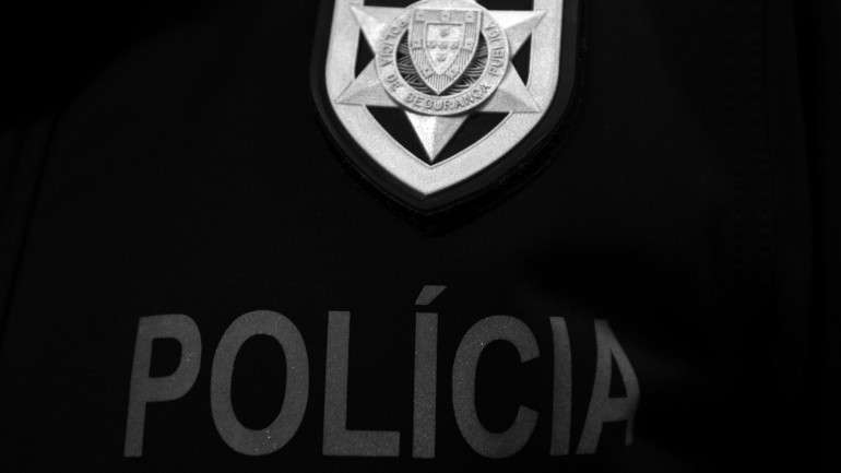 Estiveram no local agentes da Quinta do Conde que resolveram a situação uma hora depois