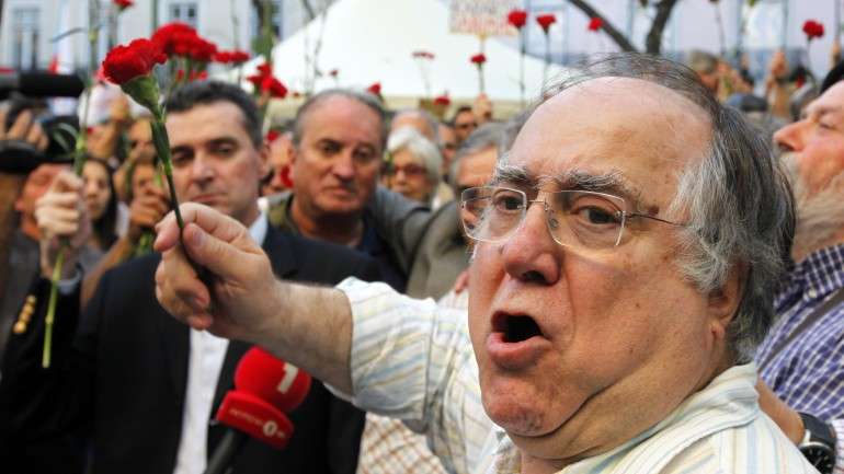 Vasco Lourenço no desfile de celebração do 25 de abril