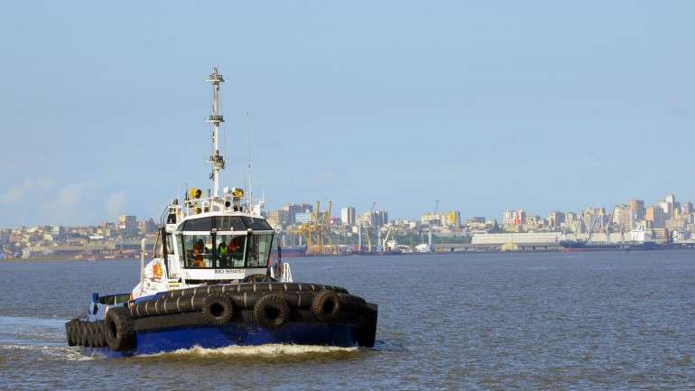 Destroços da embarcação foram vistos na tarde de sábado na praia de Macanete, a 35 quilómetros da cidade de Maputo