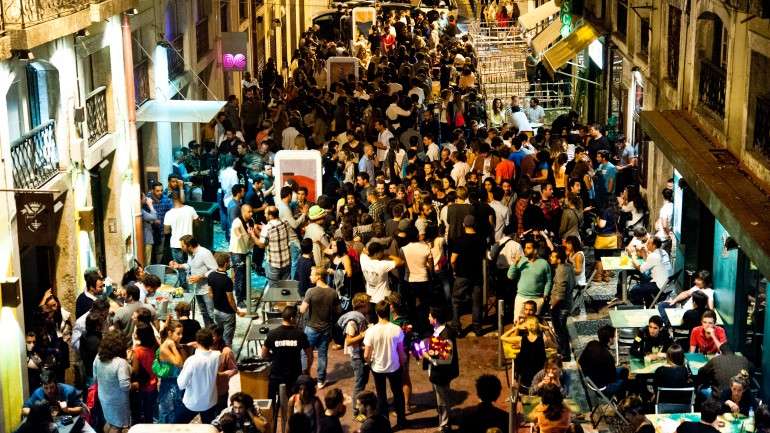 Vinho e cerveja escaparam à proibição de venda e consumo alargada, em 2013, para os 18 anos