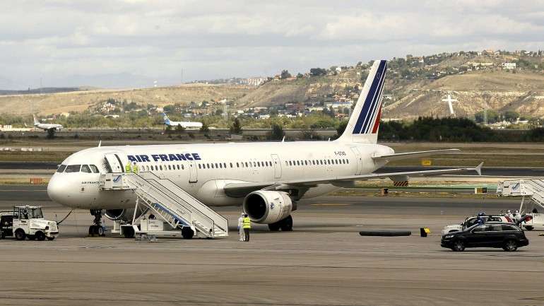 O tráfego aéreo francês encontra-se fortemente perturbado naquele que é o segundo dia de greve dos controladores aéreos