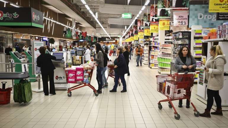 Trabalhadores fazem greve em defesa de aumentos salariais e da melhoria das condições de trabalho