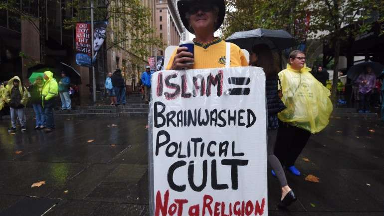 "Não ao Islão, não à sharia, não ao halal", diziam alguns cartazes dos manifestantes