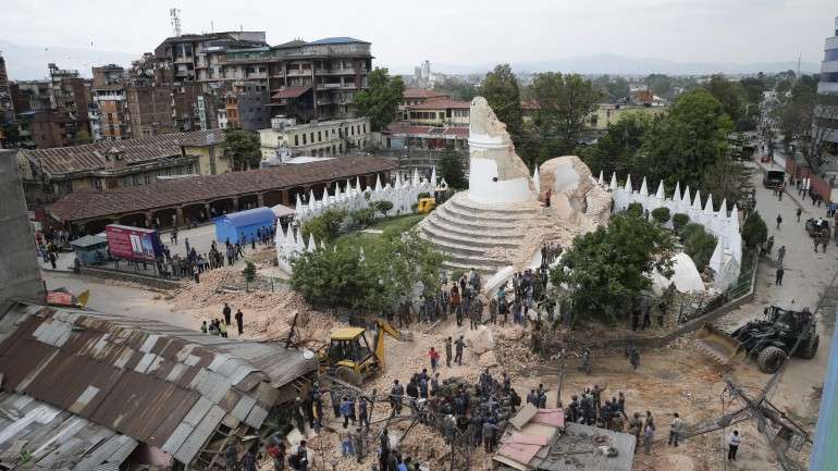 A torre Dharahara, Património Mundial da UNESCO, ficou completamente destruída