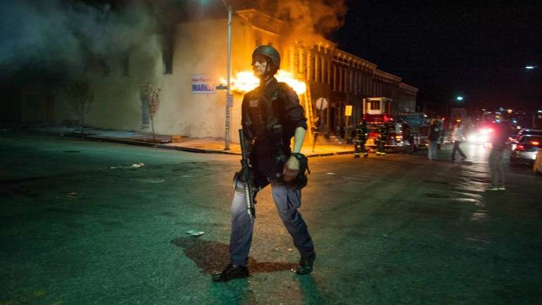 A violência e os saques irromperam em Baltimore na segunda-feira, dia 27 de abril, na sequência do funeral de Freddie Gray. Durante a noite, lojas foram roubadas, prédios incendiados e 15 polícias ficaram feridos